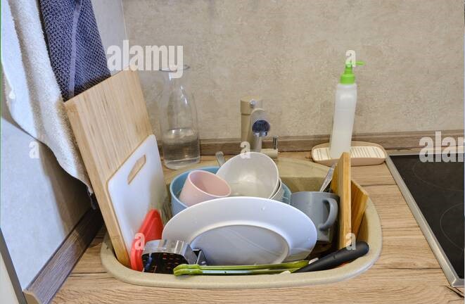 evier-avec-vaisselle-sale-avant-et-apres-evier-de-cuisine-propre-et-encombre-2d2efxk