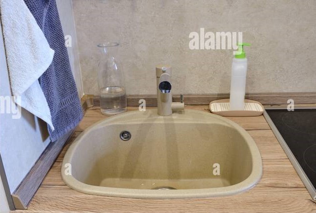 evier-avec-vaisselle-sale-avant-et-apres-evier-de-cuisine-propre-et-encombre-2d2efxkg